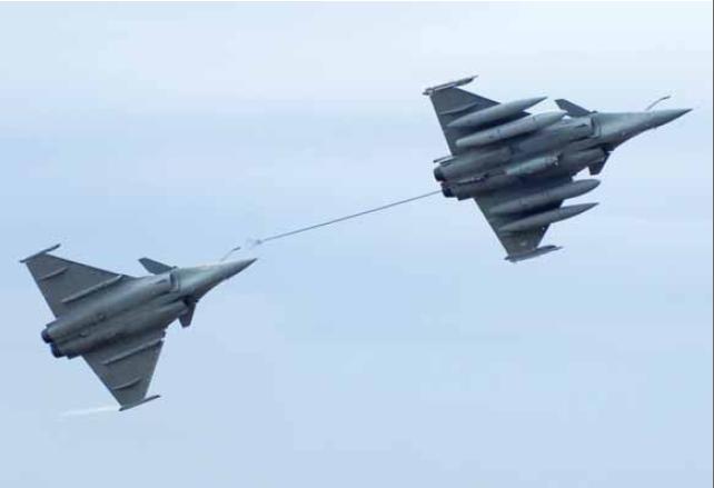 rafale-super-nounou-ravitaillement.jpg