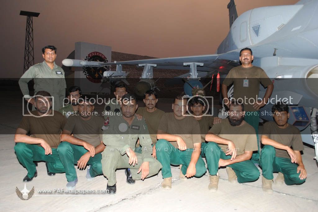 F-16_bk52_engg_crew.jpg