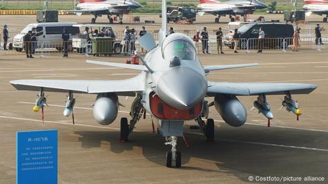 طائرة مقاتلة من طراز J-10C خلال المعرض الجوي 2021 في تشوهاي، مقاطعة قوانغدونغ جنوب الصين. في 11 مارس 2022
