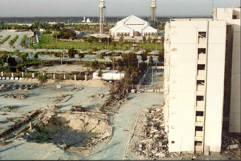 Khobar_towers_and_crater.jpg