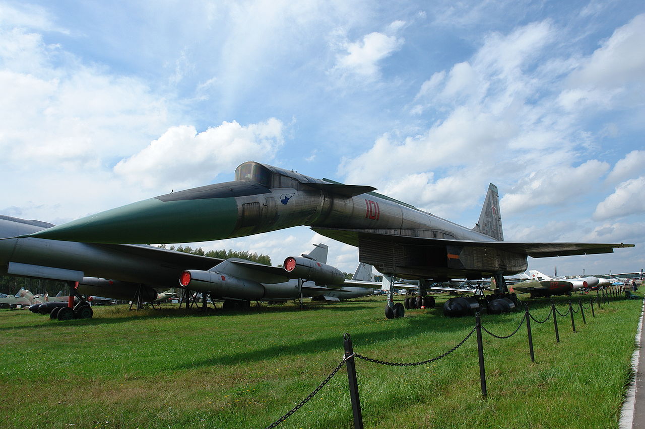 1280px-SU-100_T4.JPG