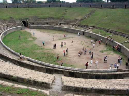 800px-Pompeji_-_Arena.jpg