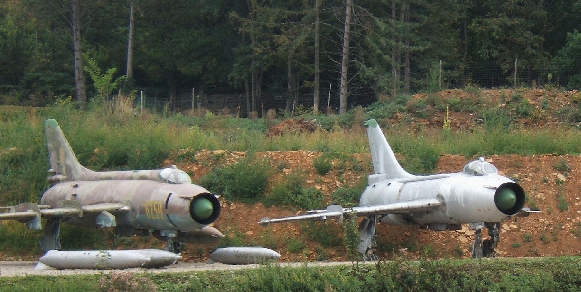 SU-7_and_Su-17_side_by_side.jpg