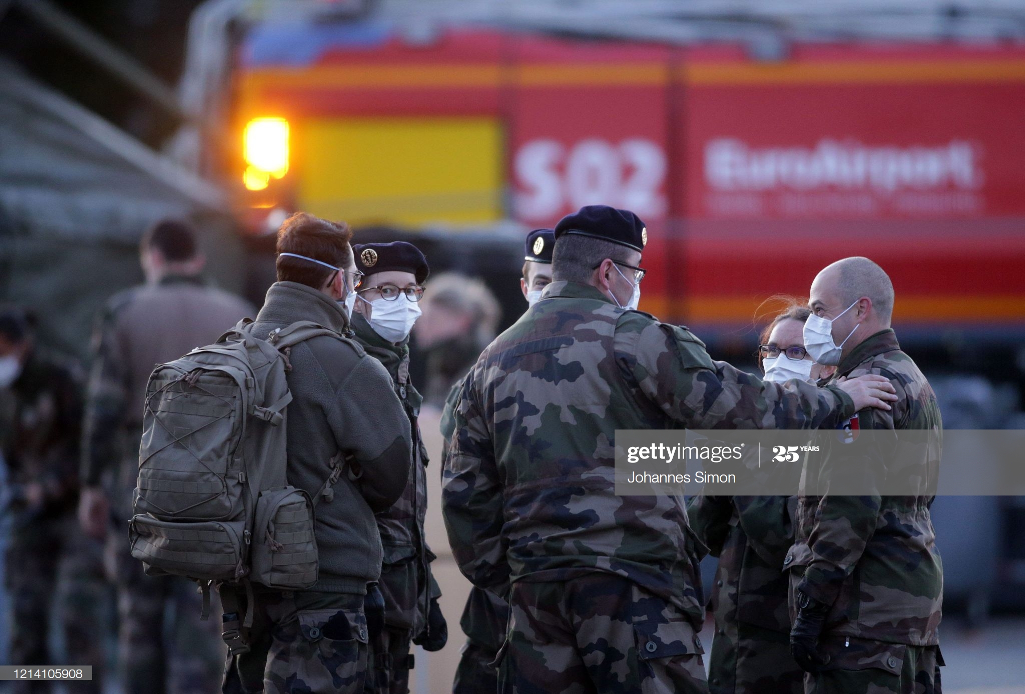french-soldiers-wearing-protective-masks-talk-before-setting-up-tents-picture-id1214105908