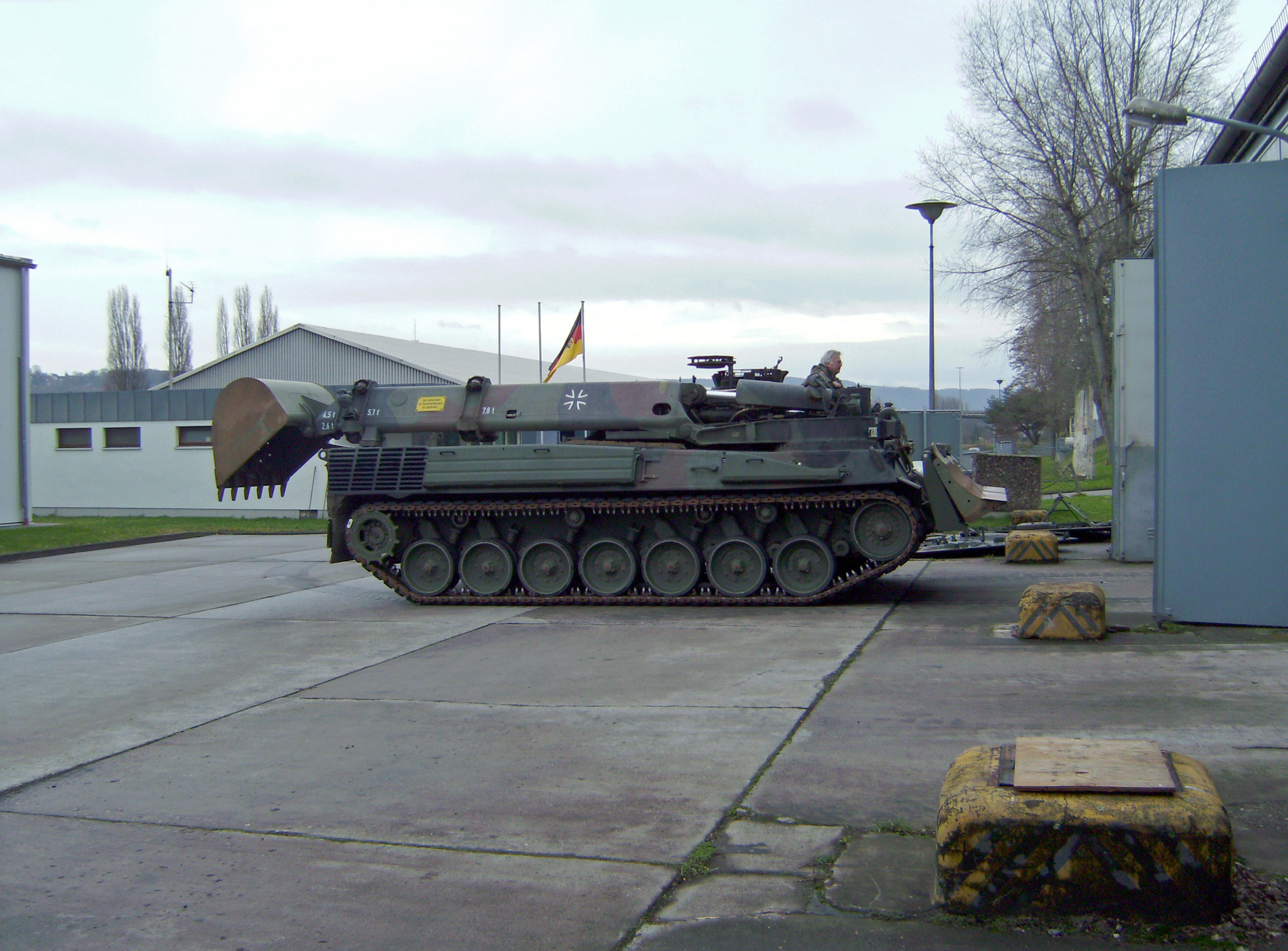 Pionierpanzer_Dachs_right_Side.jpg