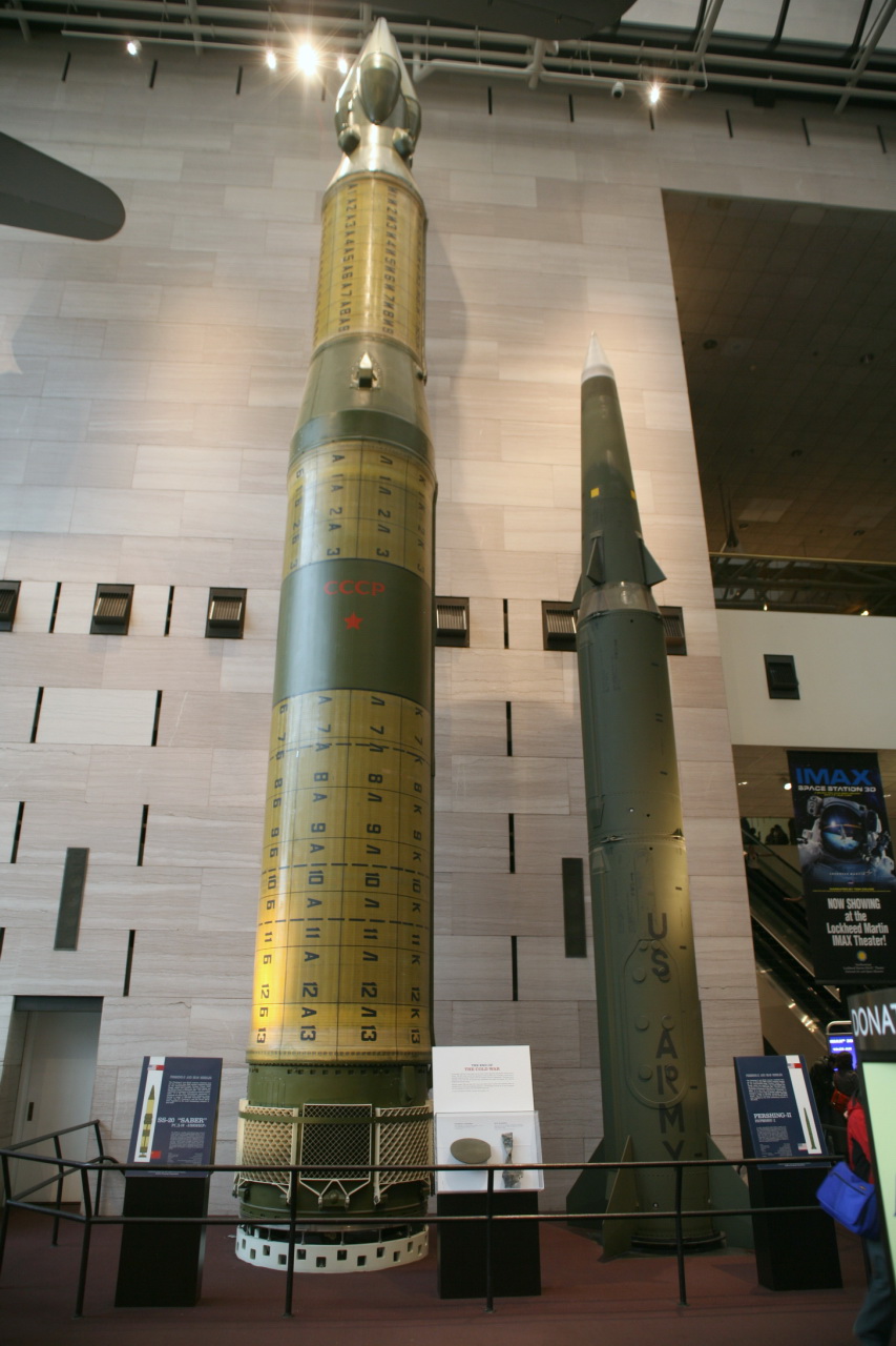 SS-20_Pioneer_%26_Pershing-II_Missiles.jpg