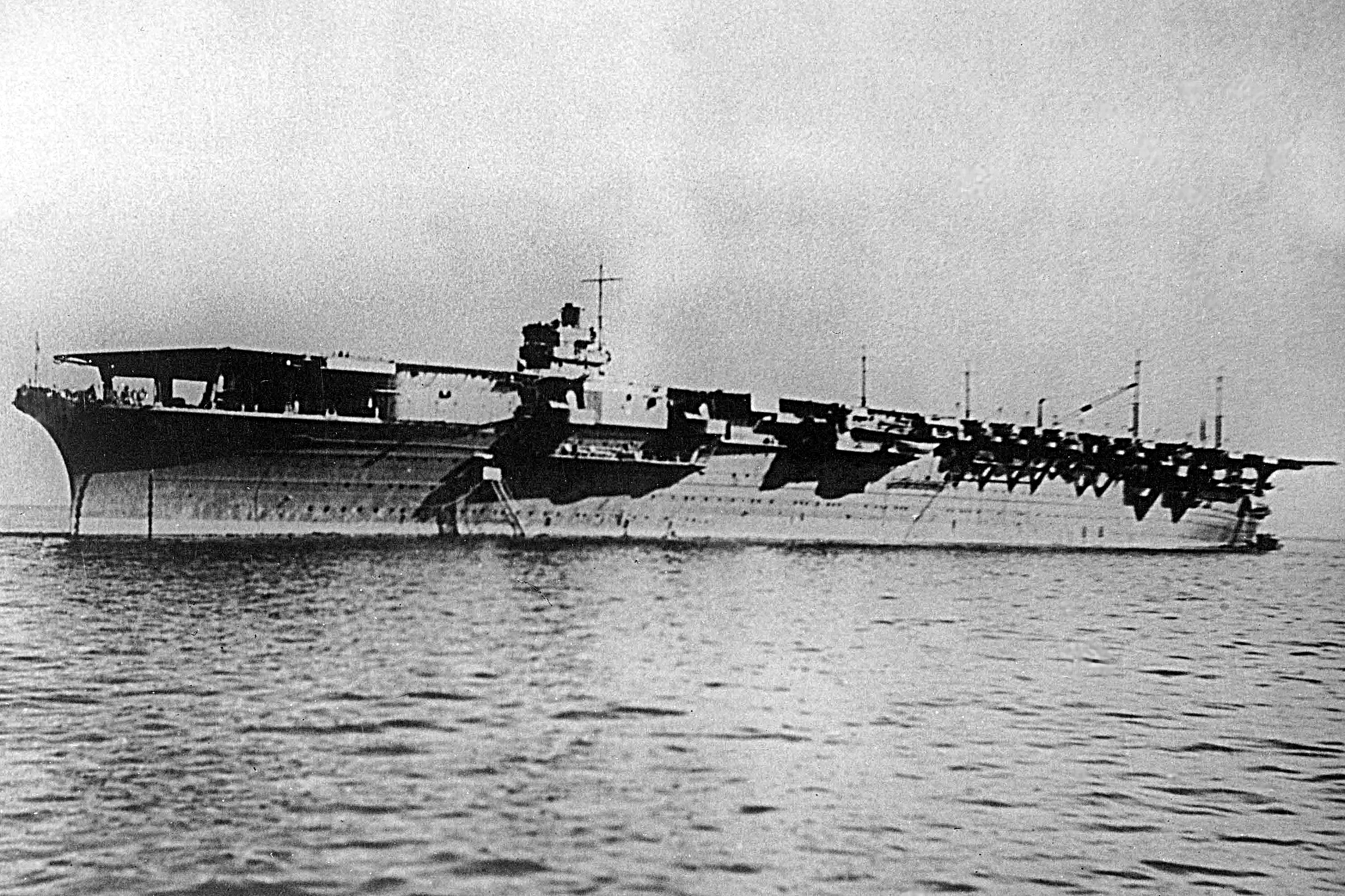 https://upload.wikimedia.org/wikipedia/commons/2/2b/Japanese.aircraft.carrier.zuikaku.jpg