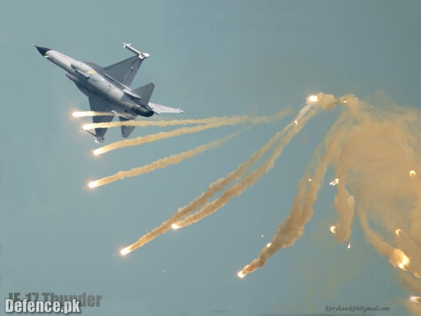 JF-17_flares-pt-04-01a.JPG