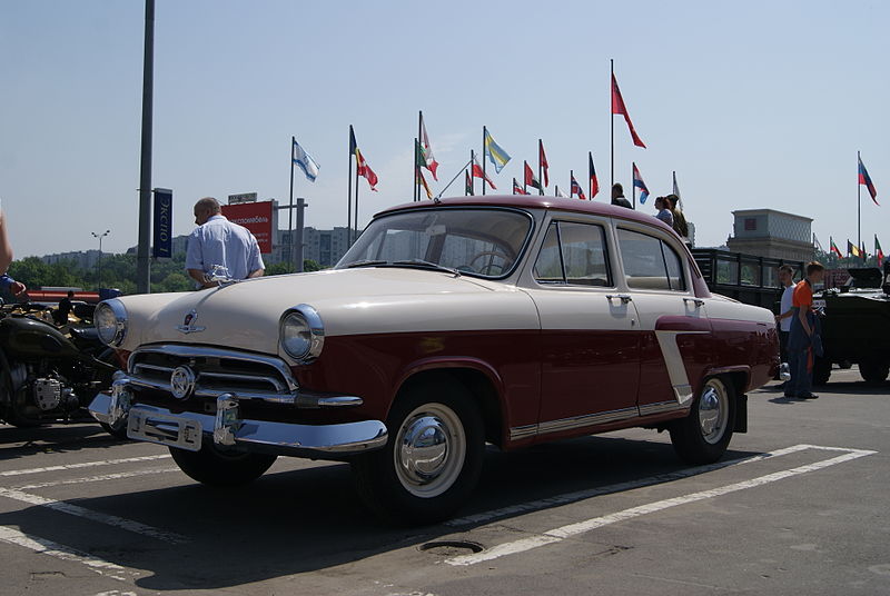 800px-GAZ-21_%281st_generation%29_%22Volga%22_in_Moscow_%28left_front_view%29.jpg