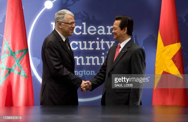 moroccos-prime-minister-abbas-el-fassi-shakes-hands-with-vietnams-picture-id1238532515