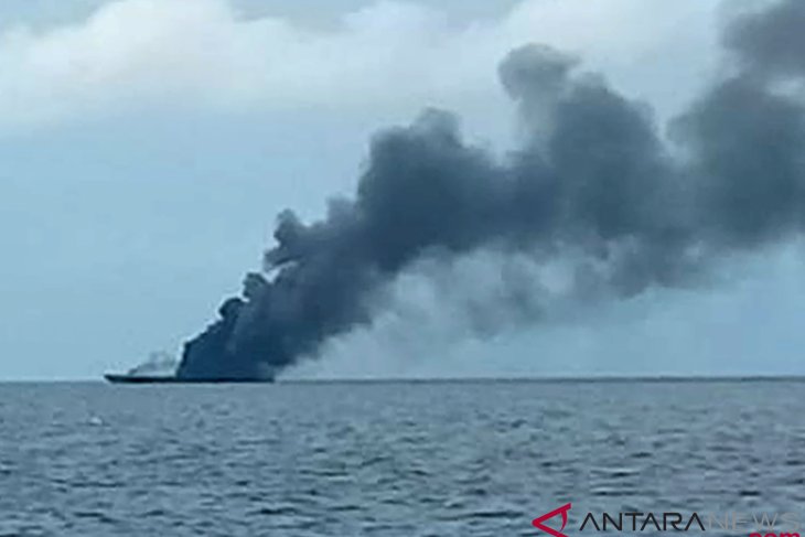 antarafoto-kapal-tni-terbakar-110918-ho-ol-1_1.jpg