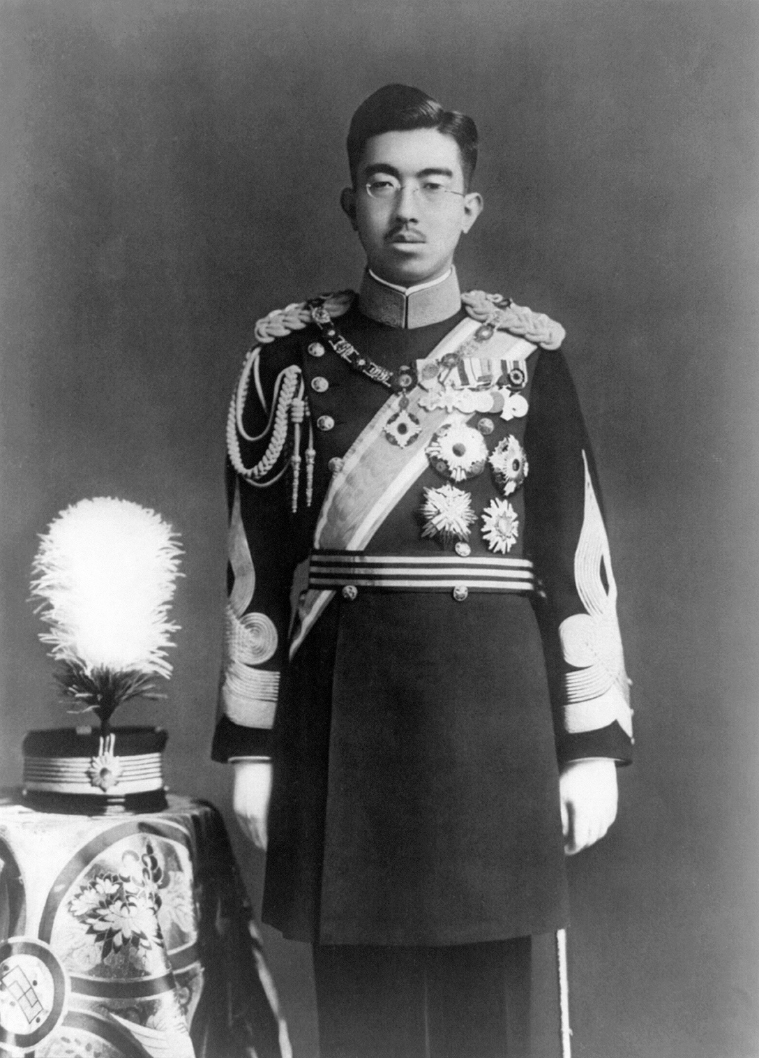 Hirohito_in_dress_uniform.jpg