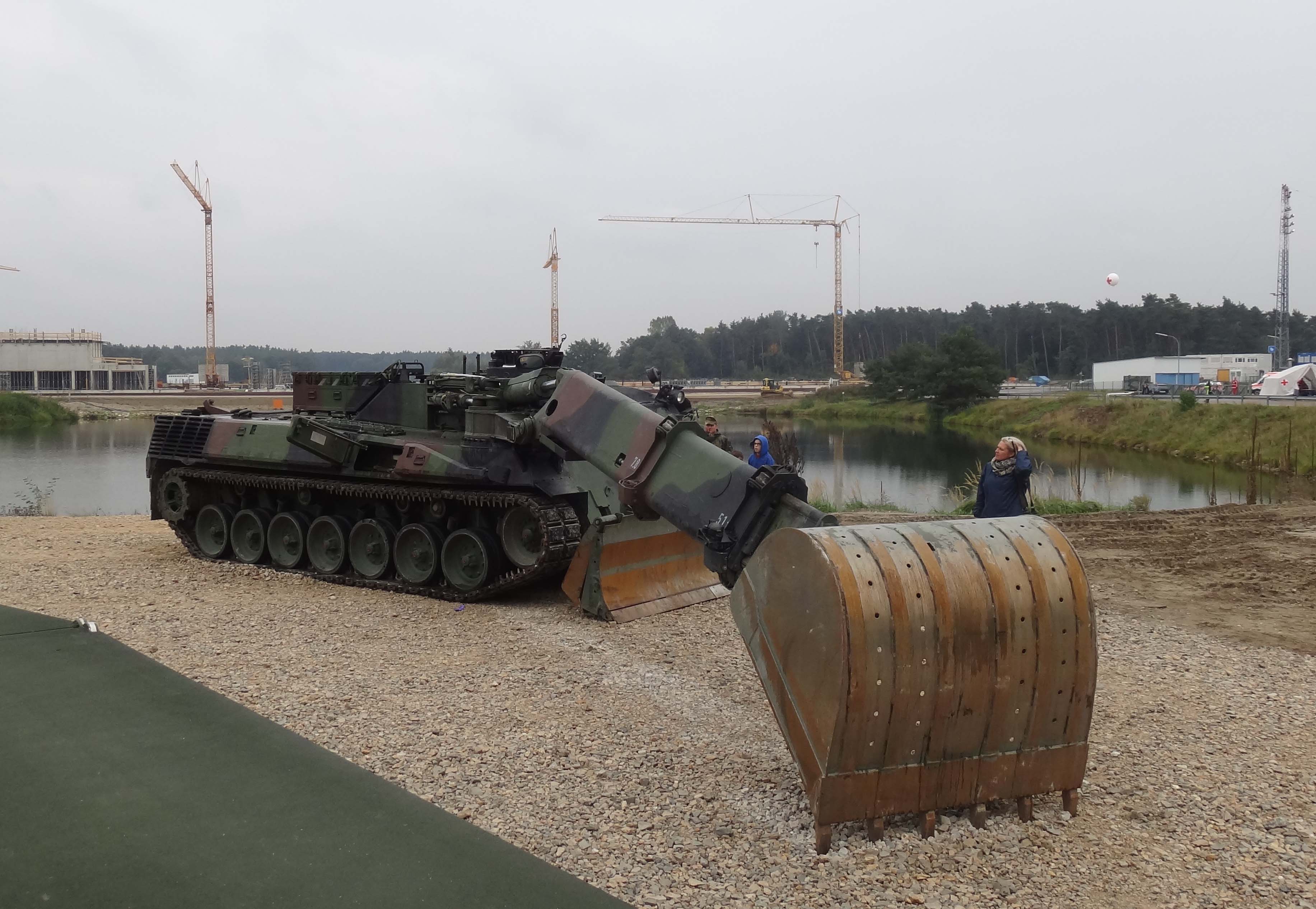 Pionierpanzer_Dachs_in_Manching.jpg