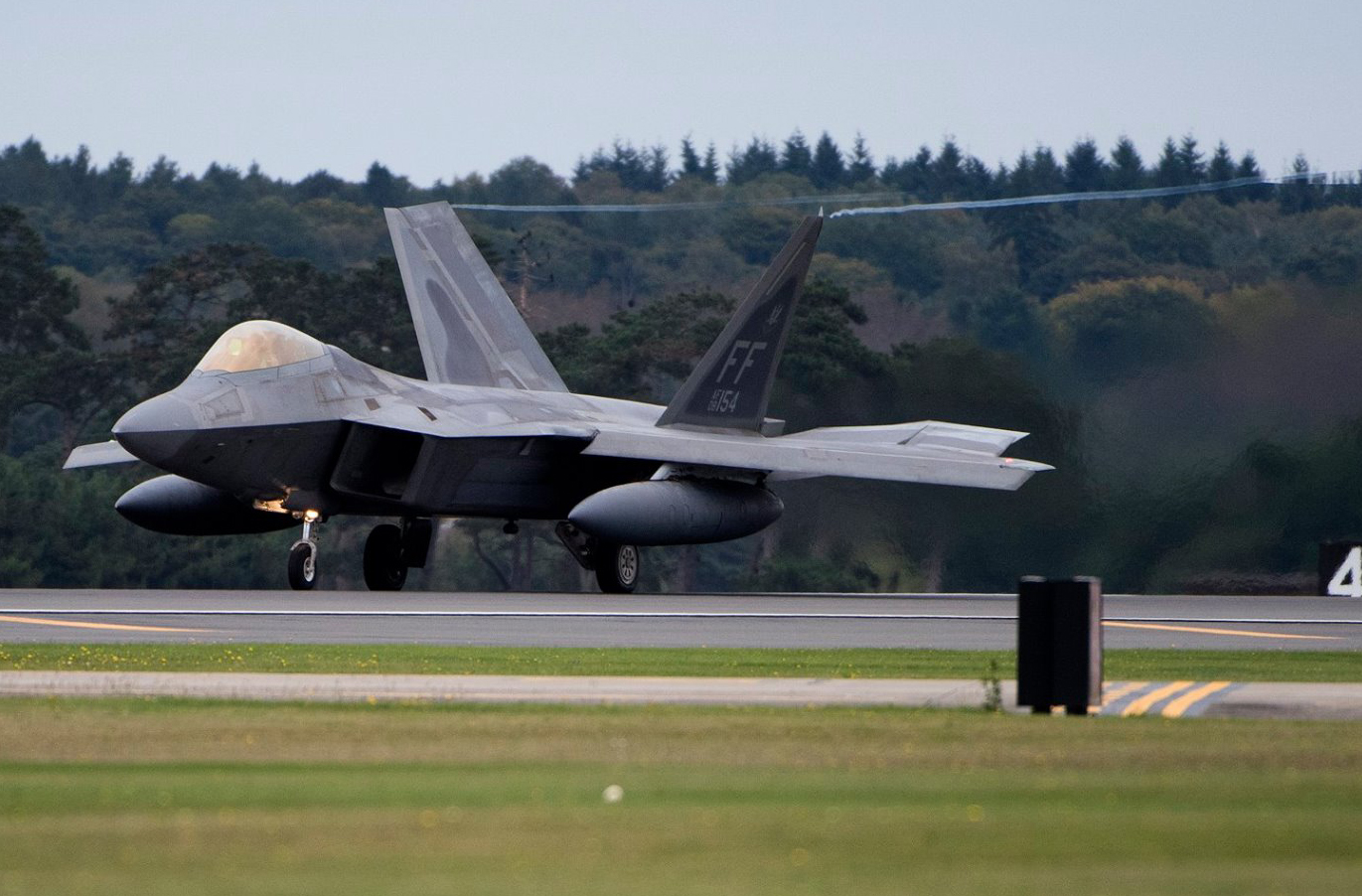 F-22-to-Lakenheath-top.jpg