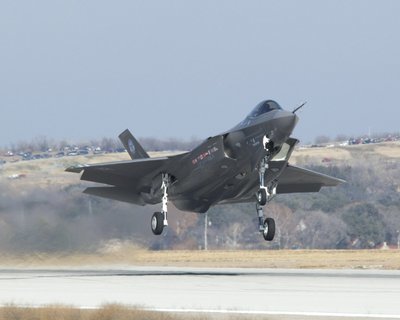 f35_first_flight_official-thumb.jpg