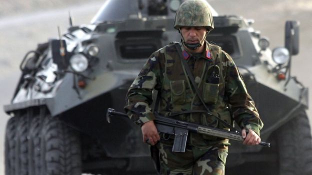 جندي تركي أمام مركبة عسكرية