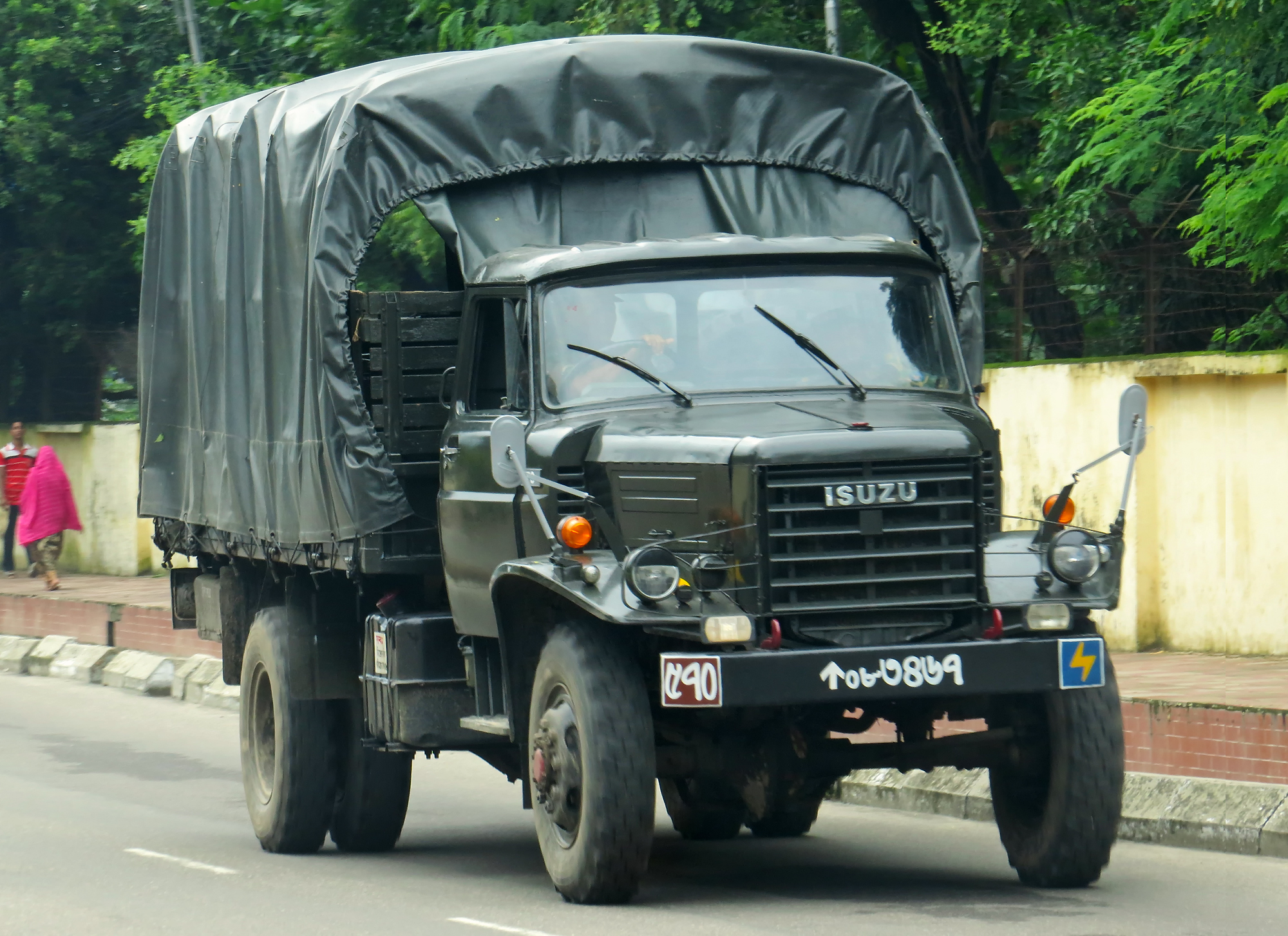 Bangladesh_Army_Isuzu_TSD-45.jpg