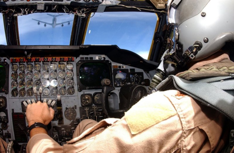 b-52_cockpit_030410-f-7194f-008.jpg