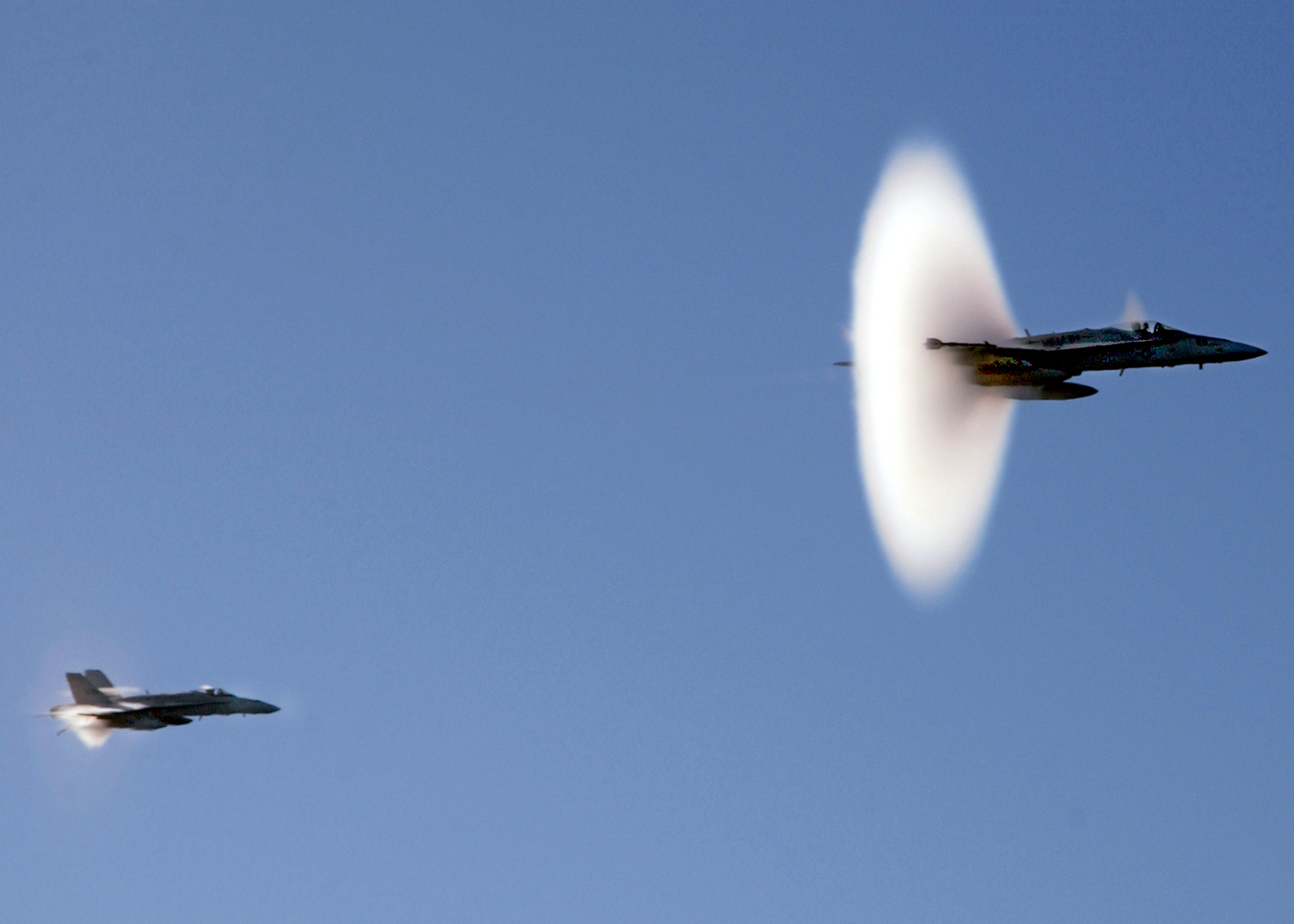 Supersonic_aircraft_breaking_sound_barrier.jpg