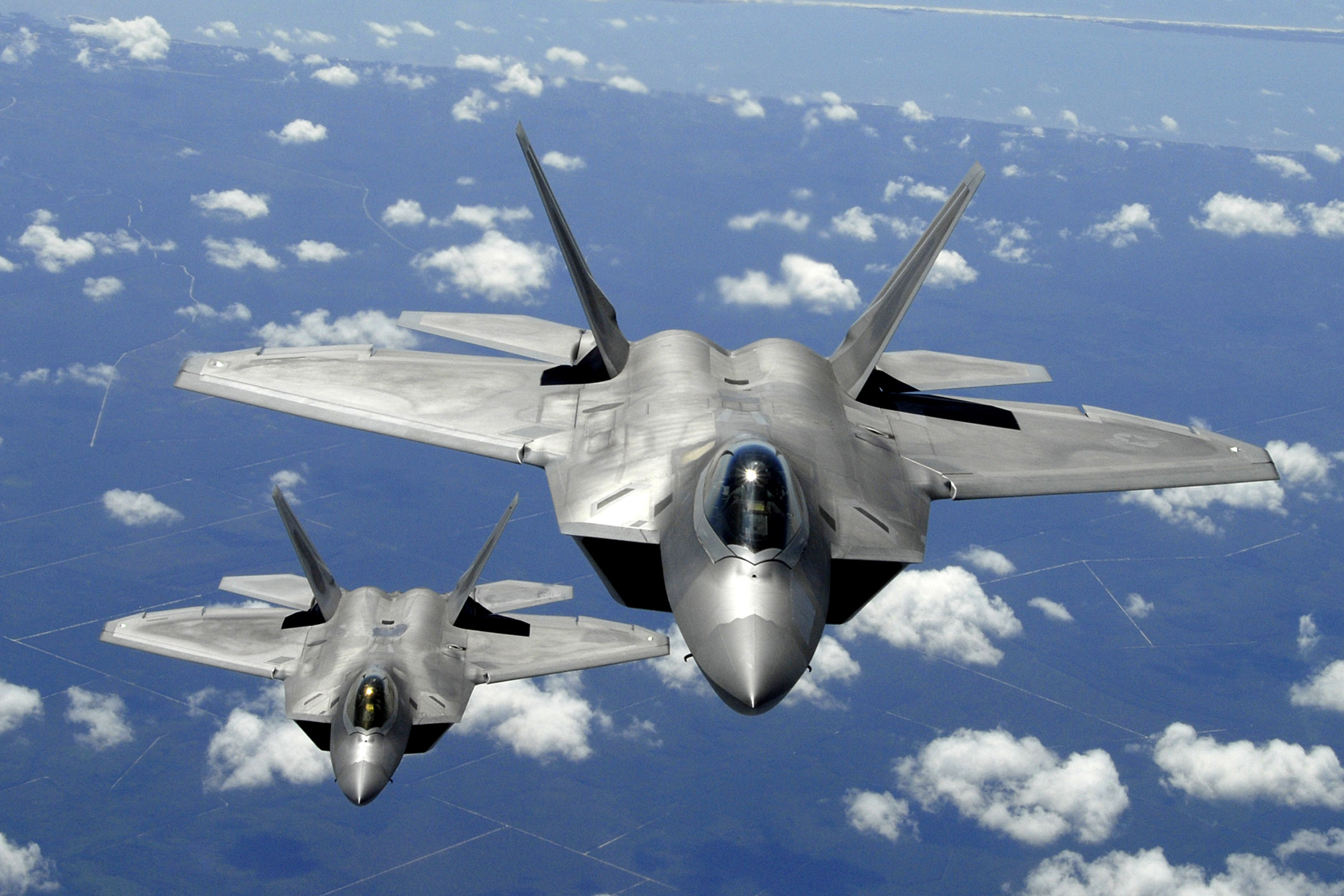 Two_F-22_Raptor_in_column_flight%282%29.JPG