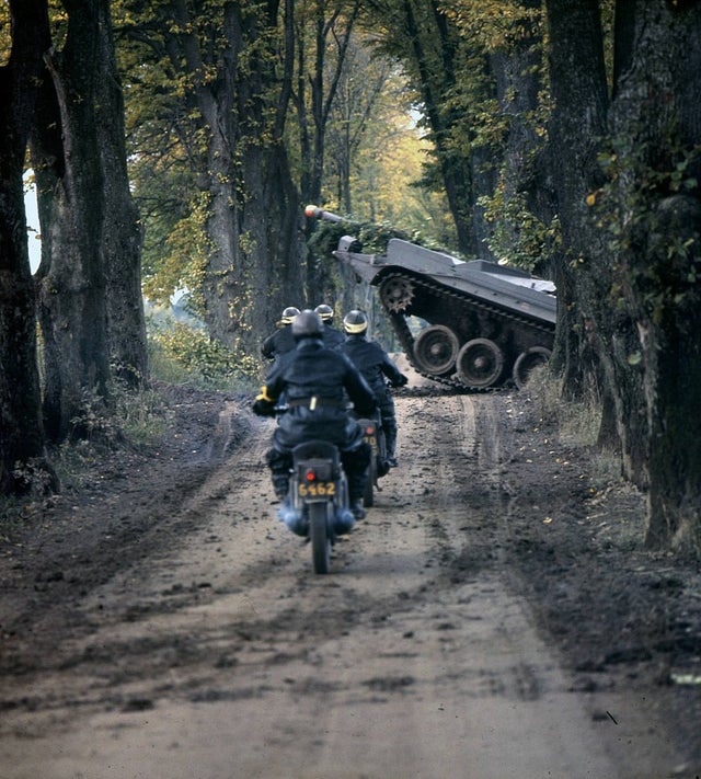 r/TankPorn - Strv 103 coming through the trees