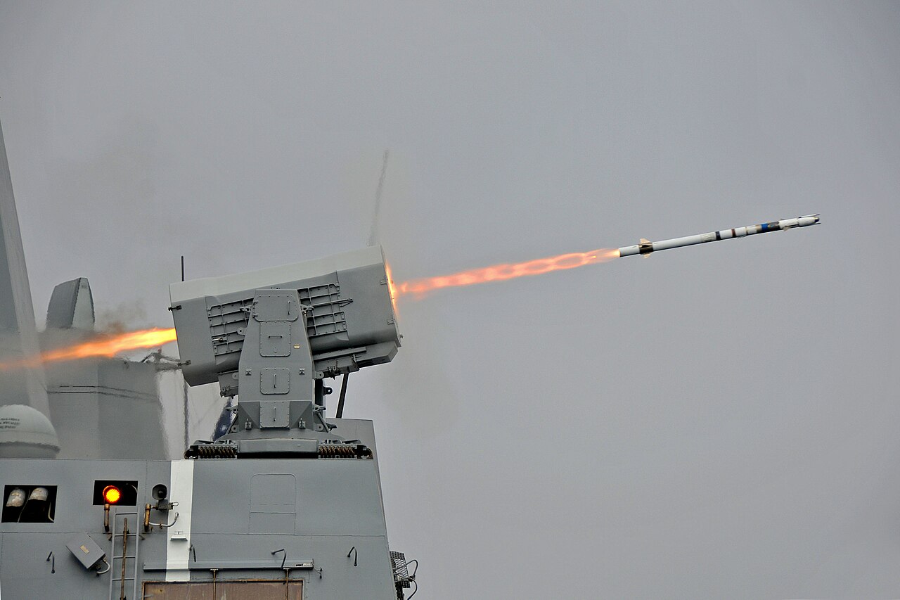 1280px-USS_New_Orleans_%28LPD-18%29_launches_RIM-116_missile_2013.jpg