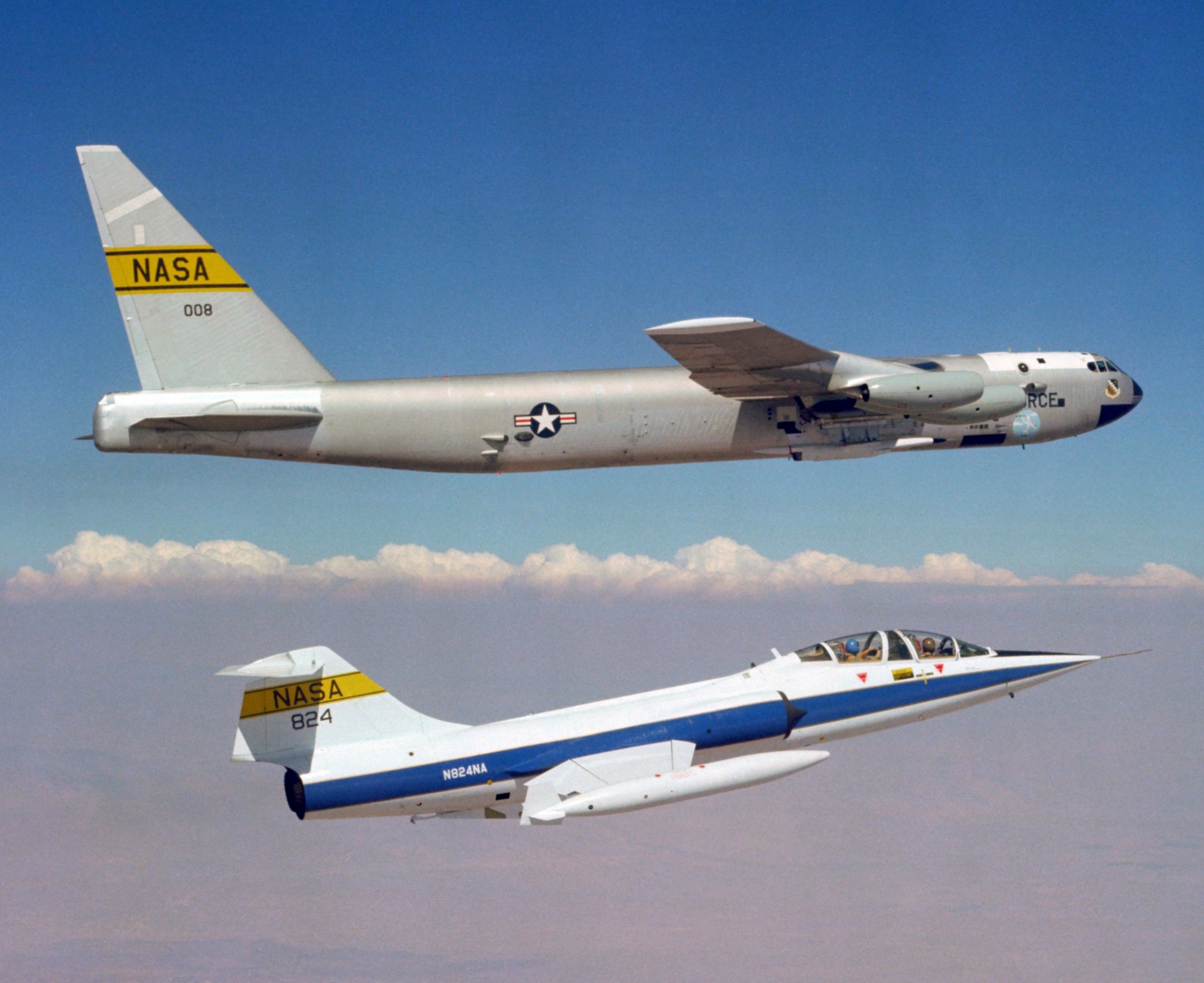 TF-104G_with_NASA_NB-52B_in_flight_1979.jpg