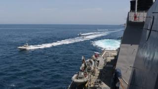 صورة من البحرية الأمريكية تُظهر سفن سلاح البحرية في الحرس الثوري الإسلامي الإيراني بالقرب من سفينة أمريكية في الخليج (15 أبريل 2020)