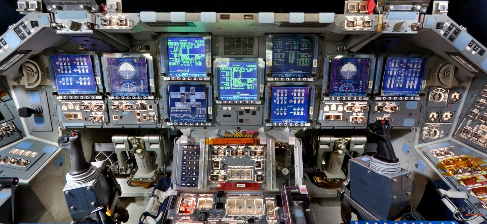 space_shuttle_discovery-inside_01.jpg