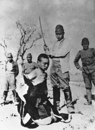 Chinese_to_be_beheaded_in_Nanking_Massacre.jpg