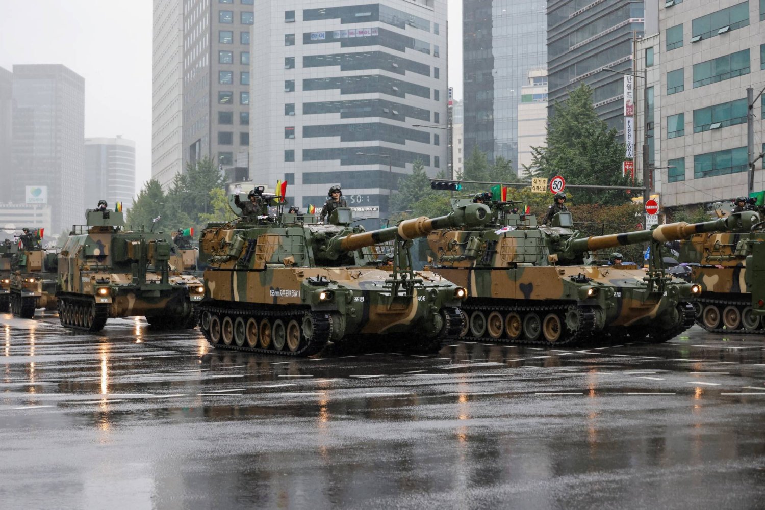 كوريا الجنوبية ستصبح أول دولة في العالم تنشر وتشغل مثل هذه الأسلحة في الجيش (رويترز)