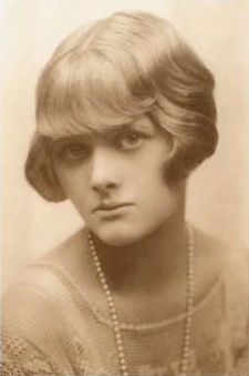 Young_Daphne_du_Maurier.jpg