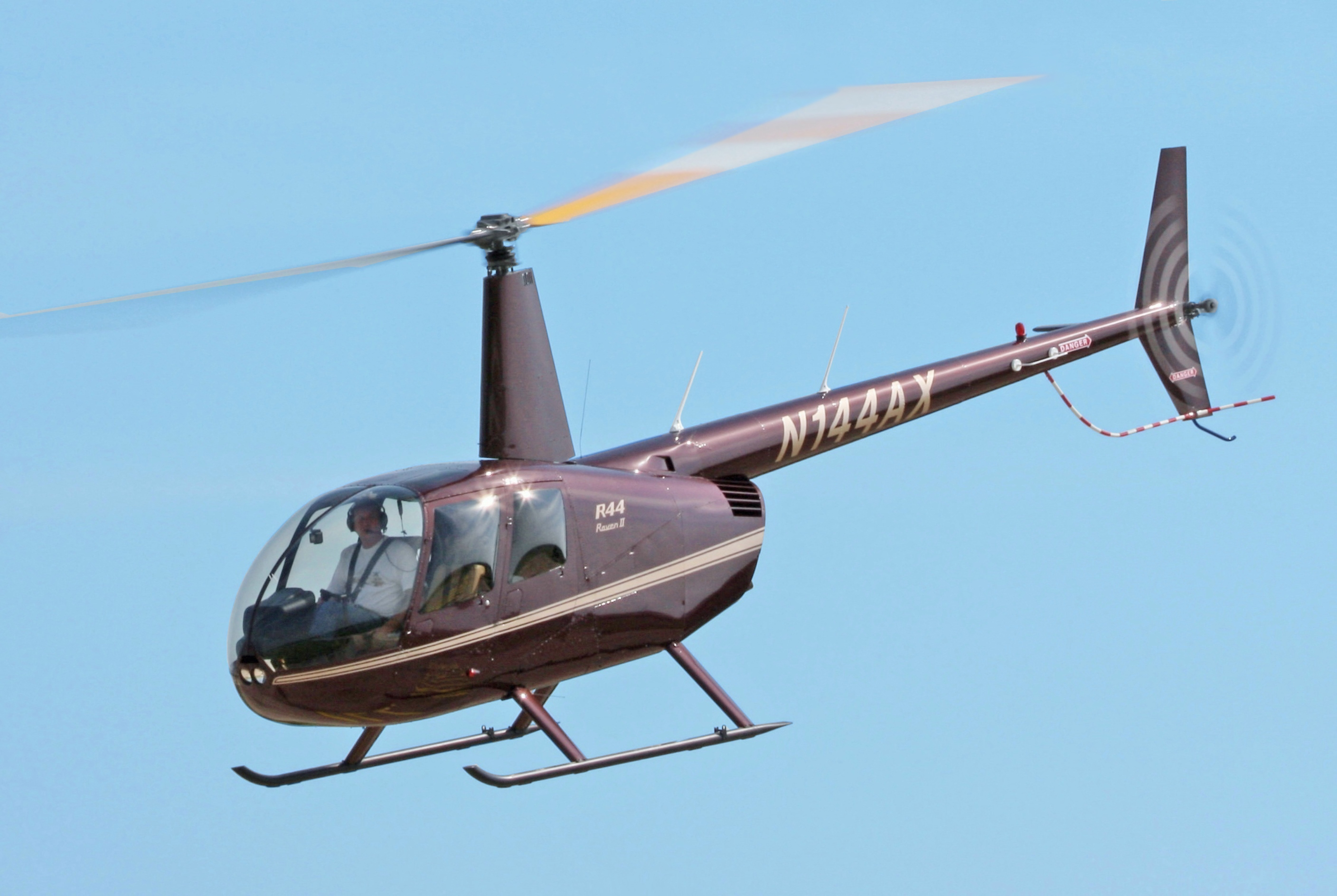 Robinson_R44_II_%28cropped%29.jpg