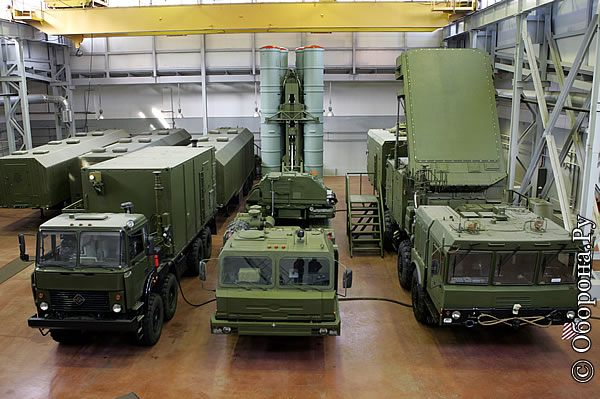 S-400_surface_to_air_missile_wheeled_armoured_air_defense_vehicle_Russian_army_Russia_001.jpg