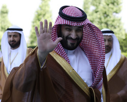 محمد بن سلمان يلوح لوسائل الإعلام.