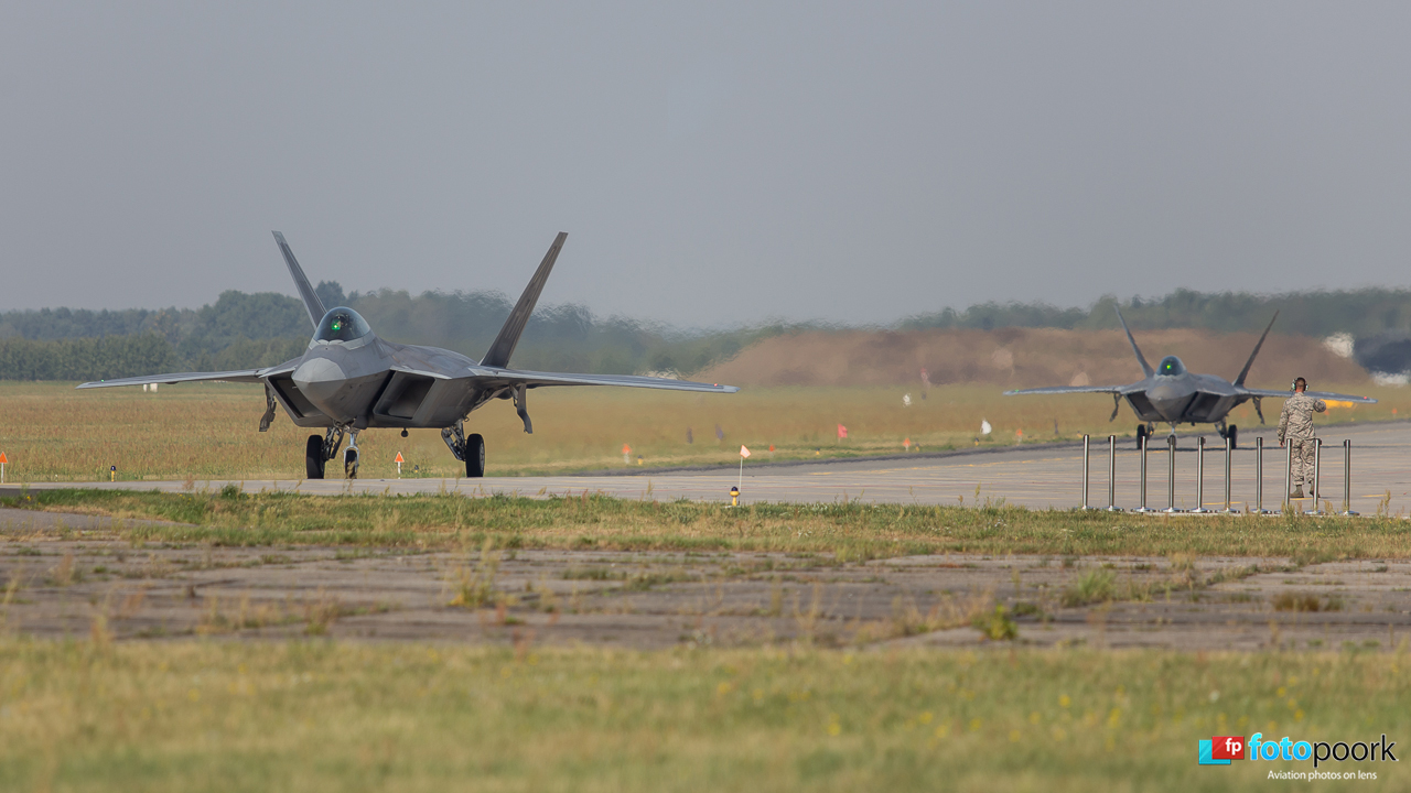 F-22s-in-Poland_03.jpg