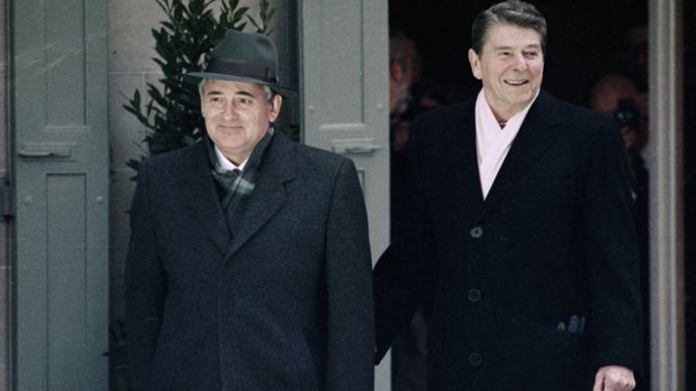 غورباتشوف والرئيس الأمريكي رونالد ريغان عام 1985
