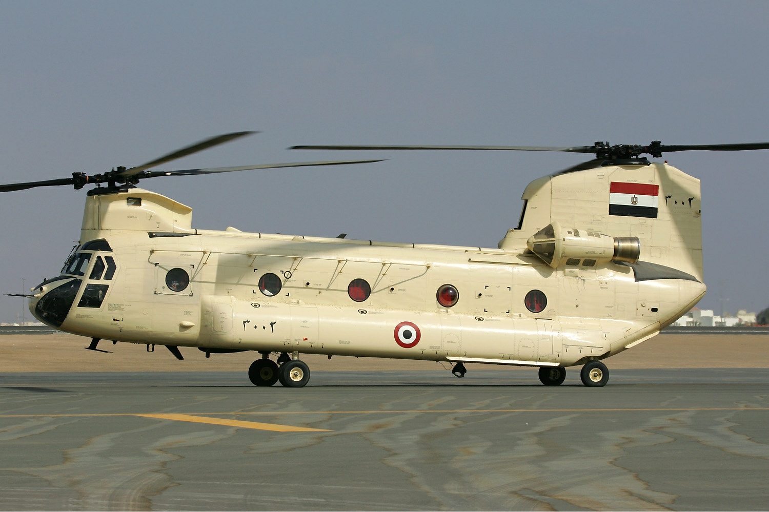 Egyptian_Air_Force_Boeing_CH-47D_Chinook_(414)_Pichugin.jpg