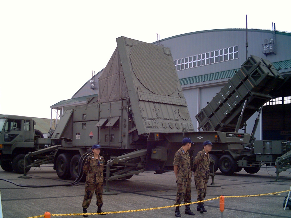 MIM-104_Patriot_Radar_unit_JASDF_Iruma_Airbase_2006-2.jpg