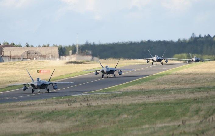 F-22-arrive-Spang_17-706x447.jpg