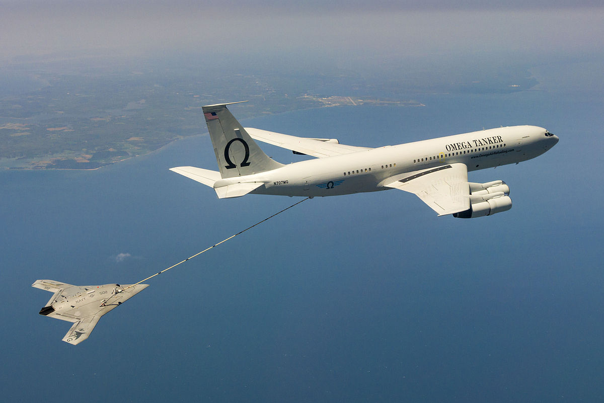 1200px-X-47B_receives_fuel_from_an_Omega_K-707_tanker_while_operating_in_the_Atlantic_Test_Ranges.jpg