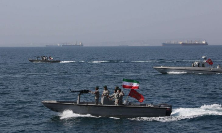 التلفزيون الإيراني يبث لقطات لمطاردة قطع بحرية أمريكية- (فيديو)