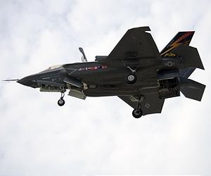 f-35b-lightning-2-stealth-fighter-vertical-landing-lg.jpg