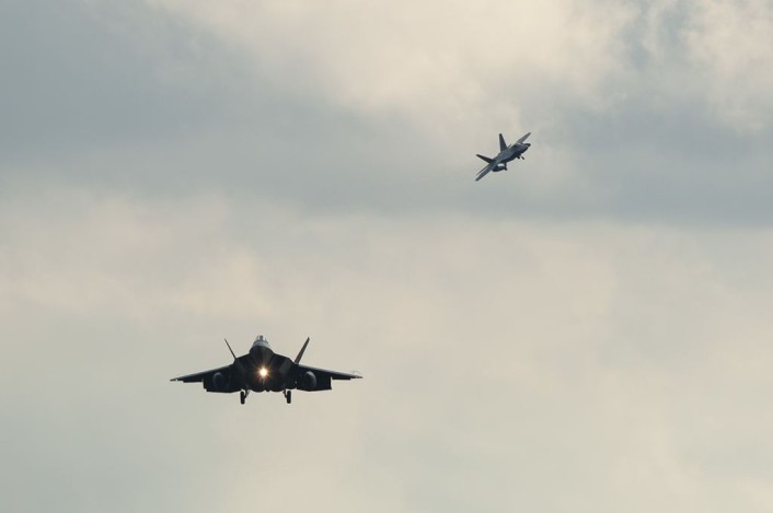 F-22-arrive-Spang_19-706x469.jpg