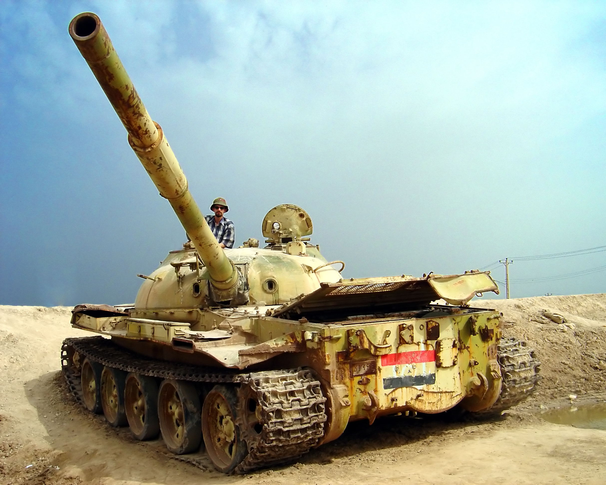 Me,_Iraqi_war_tank.jpg