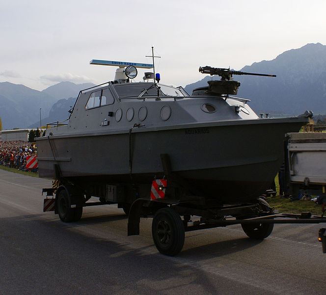 Patrouillenboot_80_-_Schweizer_Armee_-_Steel_Parade_2006.jpg