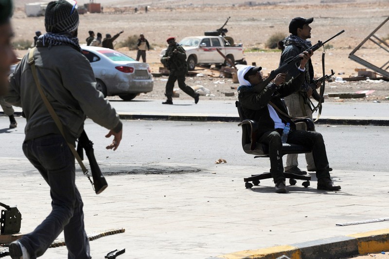 Libyan+rebel+fighters+opposing+Libyan+strongman+Moamer+Kadhafi+fire+their+weapons+at+a+Libyan+airforce+fighter+jet+flying+nato+french+british+%25289%2529.jpg