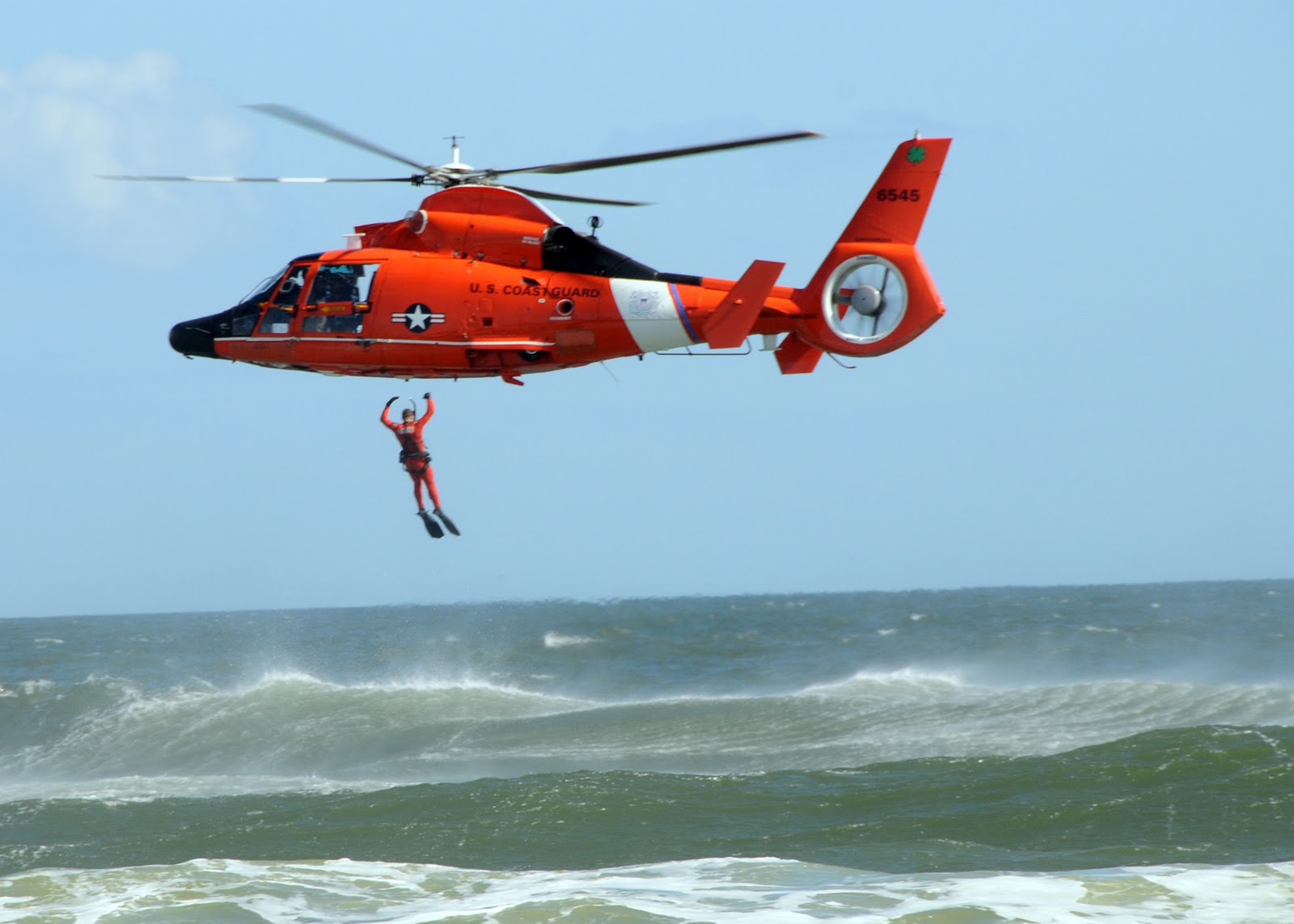 US_Navy_091108-N-5812W-004_The_U.S._Coast_Guard_demonstrates_how_they_conduct_a_search_and_rescue_during_the_2009_Sea_and_Sky_Spectacular.jpg