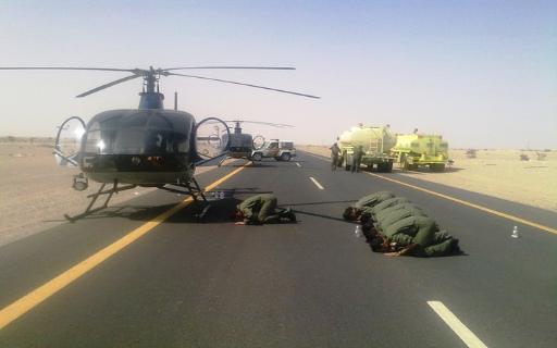 Saudi+special+forces+praying+near+helicopter.jpg