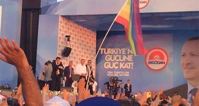maltepe-mitinginde-basbakan-erdoganin-onunde-lgbt-bayragi-acildi.jpeg